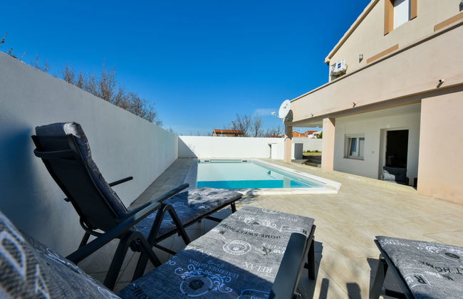 Casa de 6 quartos em Jasenice com piscina privada e terraço - Foto 1
