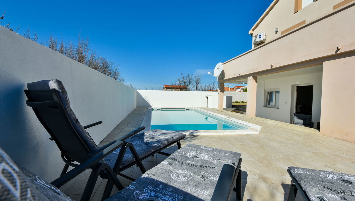 Casa de 6 quartos em Jasenice com piscina privada e terraço - Foto 1