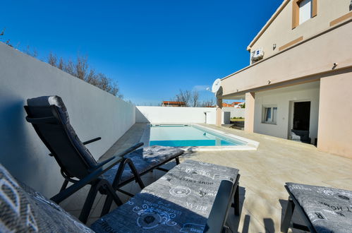 Photo 1 - Maison de 4 chambres à Jasenice avec piscine privée et terrasse