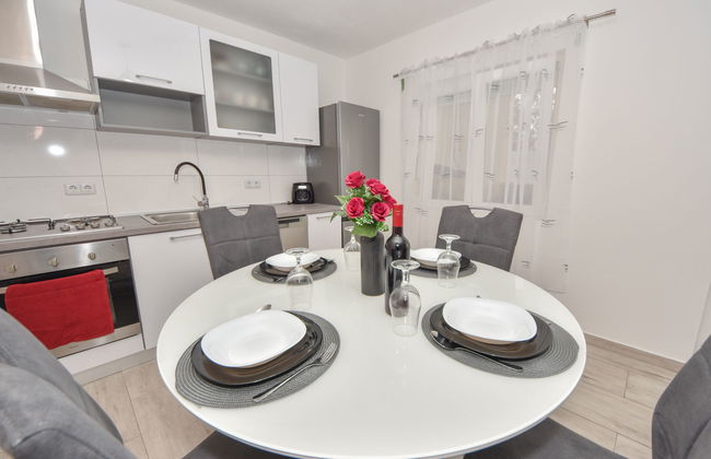 Casa de 6 quartos em Jasenice com piscina privada e terraço - Foto 17