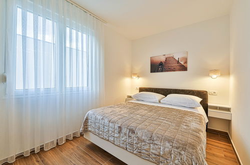 Foto 12 - Appartamento con 2 camere da letto a Spalato con vista mare