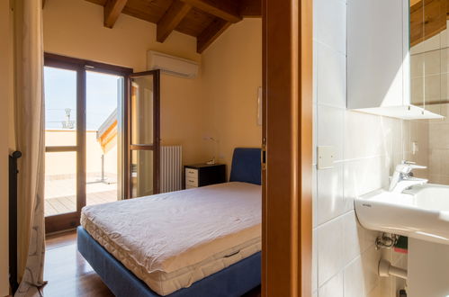 Foto 18 - Appartamento con 2 camere da letto a Lazise con piscina e vista sulle montagne