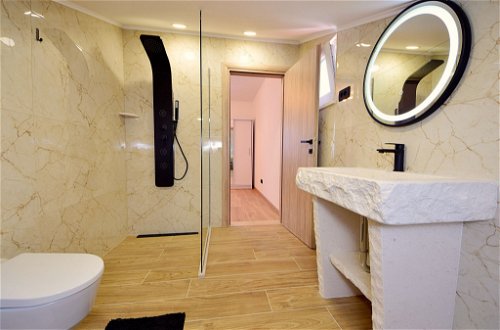Foto 17 - Apartment mit 2 Schlafzimmern in Hvar mit terrasse und whirlpool