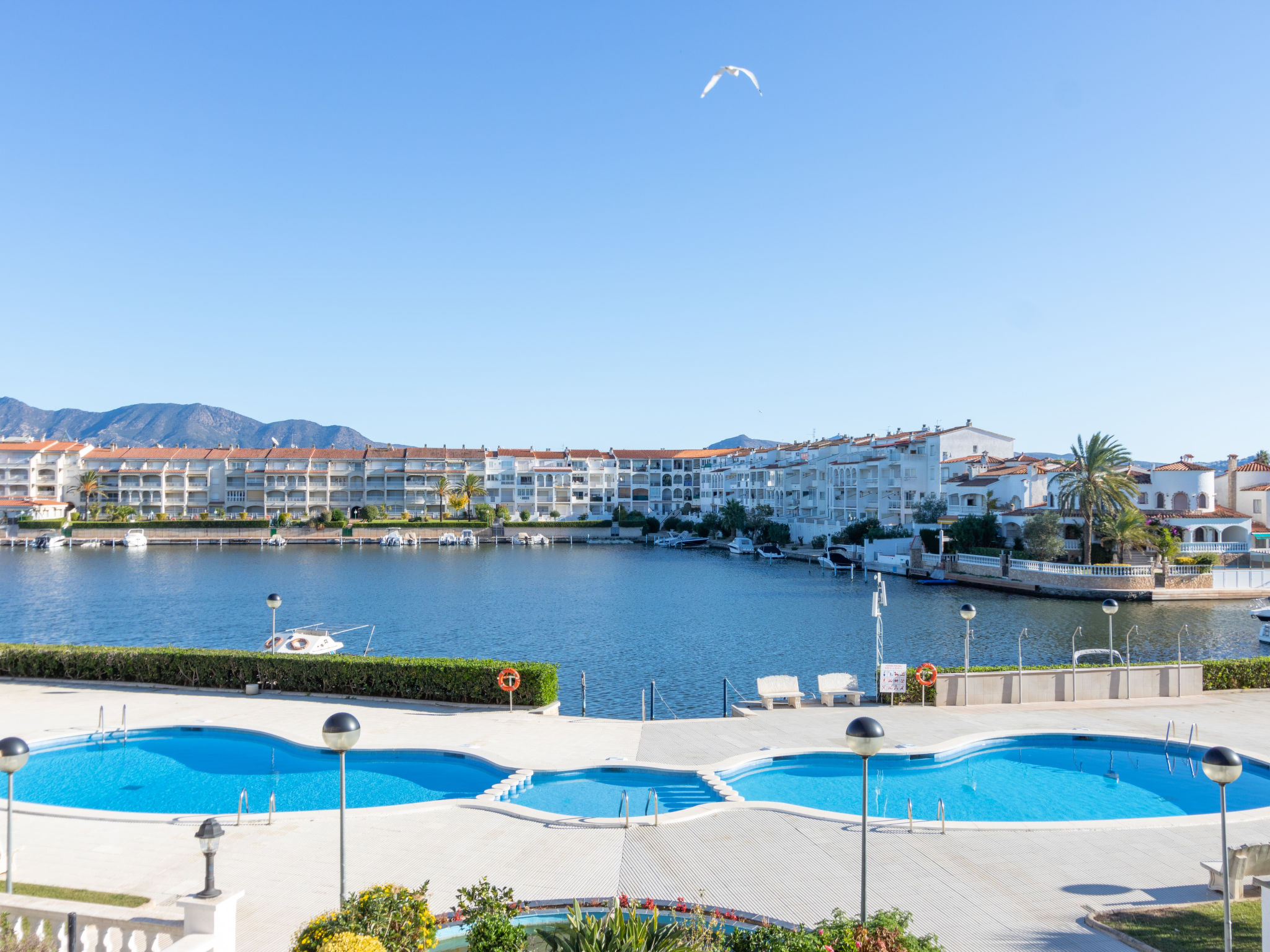 Foto 2 - Apartamento de 1 quarto em Castelló d'Empúries com piscina e vistas do mar
