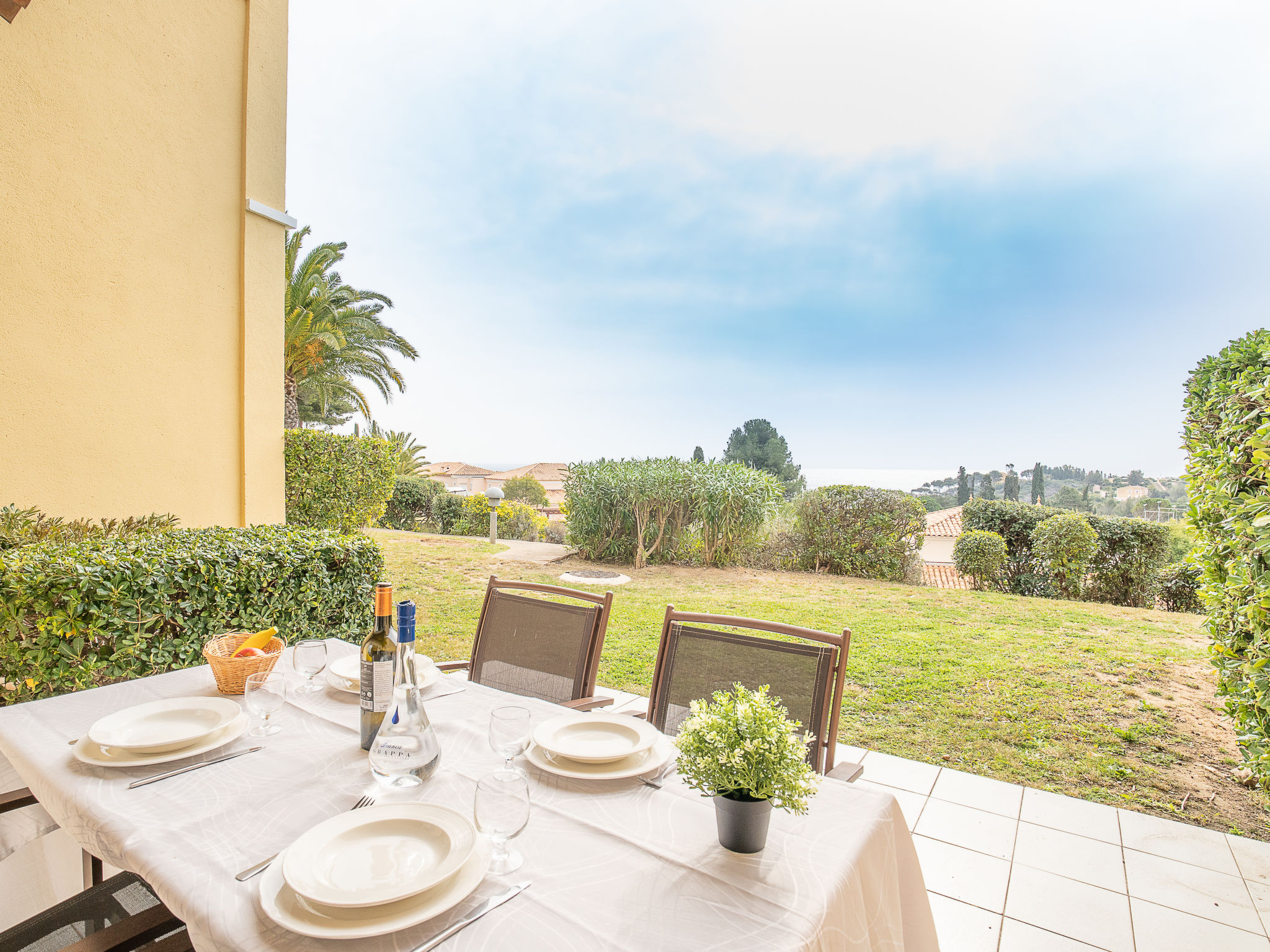 Foto 1 - Appartamento con 1 camera da letto a Saint-Raphaël con piscina e vista mare