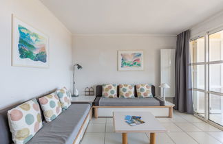 Photo 2 - 2 bedroom Apartment in Saint-Raphaël with swimming pool and garden