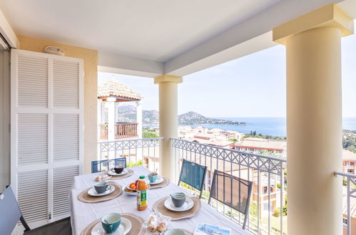 Photo 1 - Appartement de 2 chambres à Saint-Raphaël avec piscine et vues à la mer