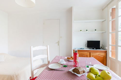 Photo 6 - Apartment in Saint-Cyr-sur-Mer with terrace and sea view