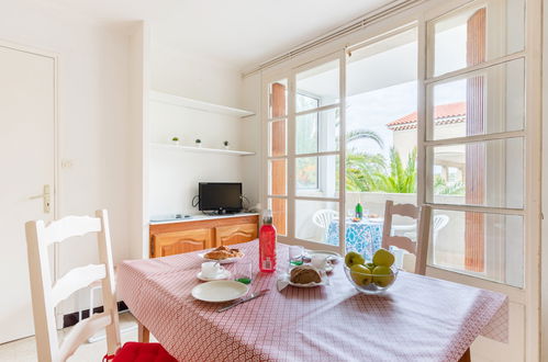 Photo 4 - Apartment in Saint-Cyr-sur-Mer with terrace and sea view