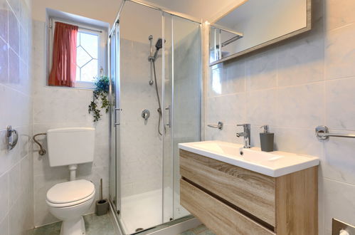 Foto 30 - Apartamento de 2 quartos em Labin com piscina e jardim