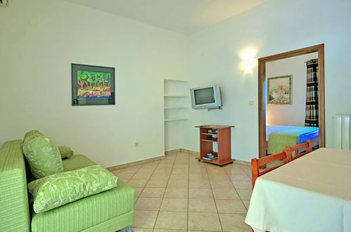 Foto 9 - Apartamento de 1 quarto em Poreč com jardim e vistas do mar