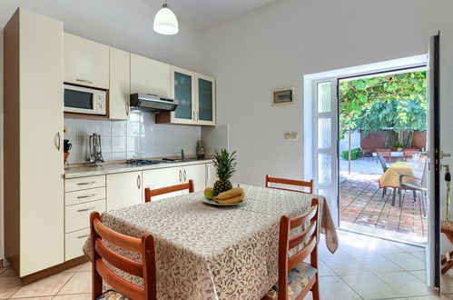 Foto 5 - Apartamento de 1 quarto em Poreč com piscina e jardim