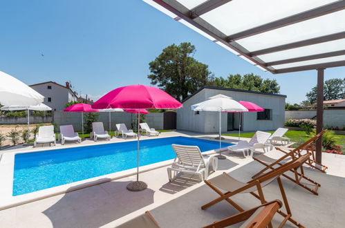 Foto 2 - Apartamento de 1 quarto em Poreč com piscina e jardim