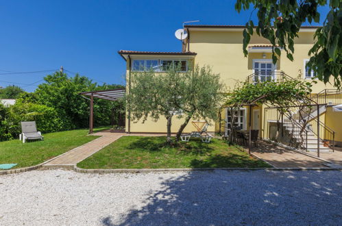 Foto 1 - Appartamento con 1 camera da letto a Poreč con giardino e vista mare