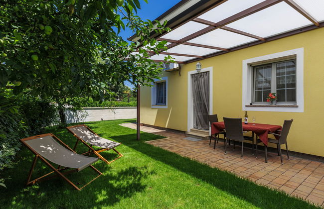 Apartamento de 2 quartos em Poreč com piscina e jardim - Foto 1