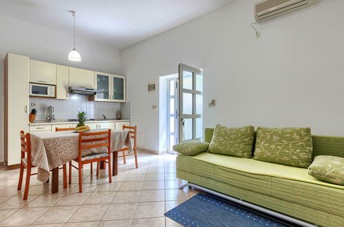 Foto 6 - Apartamento de 1 quarto em Poreč com piscina e jardim