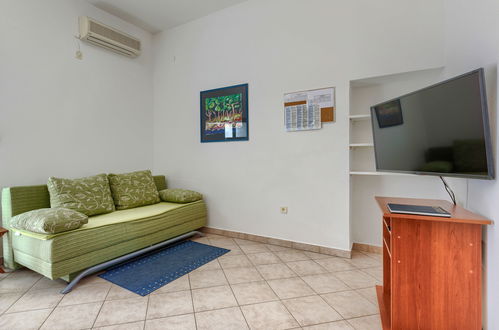 Foto 13 - Apartamento de 1 quarto em Poreč com piscina e jardim