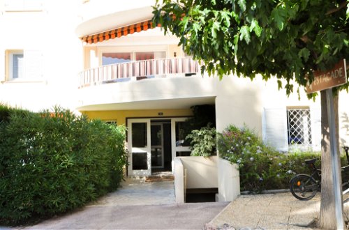 Foto 13 - Apartamento de 2 habitaciones en Cavalaire-sur-Mer con jardín y vistas al mar