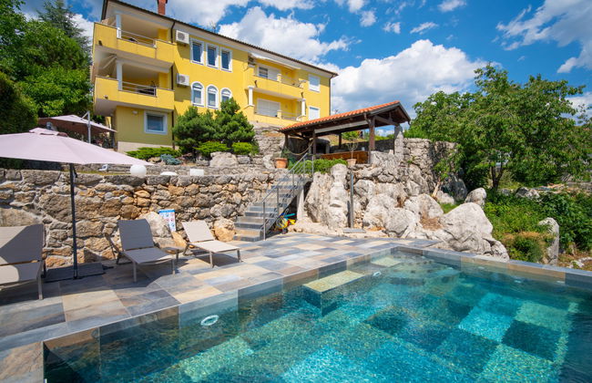 Apartamento de 2 quartos em Kastav com piscina e jardim - Foto 1