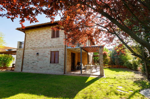 Photo 19 - 4 bedroom House in Balatonőszöd with garden and mountain view