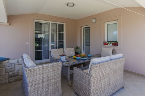 Photo 4 - 3 bedroom Apartment in Pula with private pool and garden