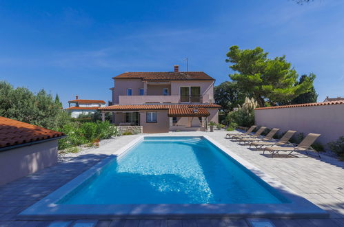 Photo 1 - Appartement de 3 chambres à Pula avec piscine privée et jardin