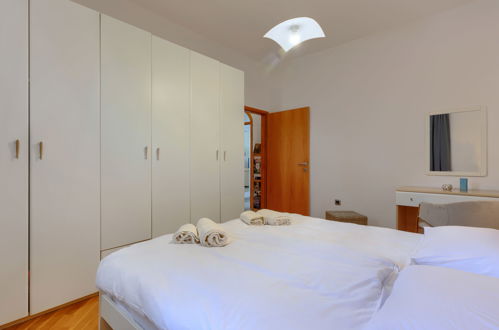 Foto 39 - Appartamento con 3 camere da letto a Pola con piscina privata e giardino