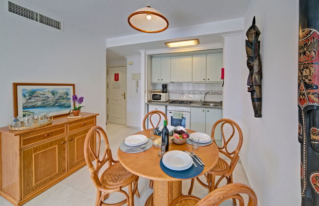 2 bedroom Apartment in Calp with swimming pool and garden - Photo 9