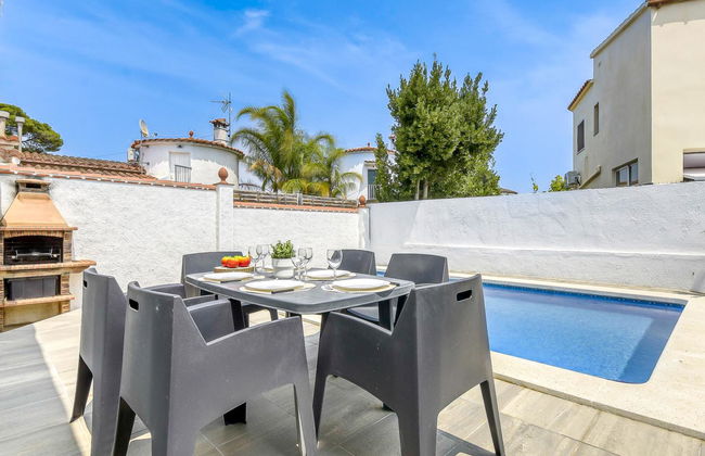 Casa de 4 quartos em Castelló d'Empúries com piscina privada e jardim - Foto 2