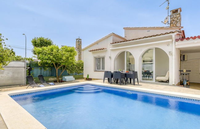 Casa de 4 quartos em Castelló d'Empúries com piscina privada e jardim - Foto 1