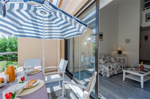 Foto 5 - Apartamento de 1 habitación en Saint-Cyprien con piscina y vistas al mar