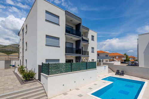 Photo 1 - Appartement de 2 chambres à Seget avec piscine et terrasse