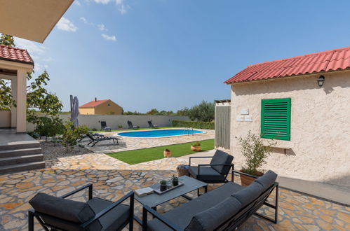 Photo 37 - Maison de 3 chambres à Poličnik avec piscine privée et jardin