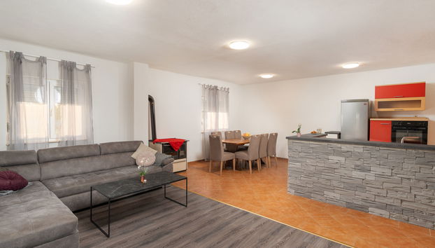 Casa de 4 quartos em Jasenice com terraço - Foto 3