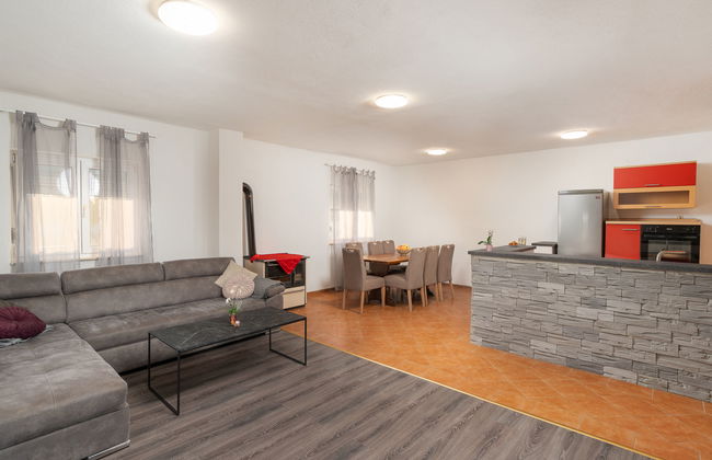 Casa de 4 quartos em Jasenice com terraço - Foto 3