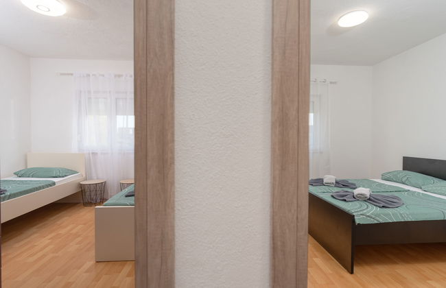 Casa de 4 quartos em Jasenice com terraço - Foto 19