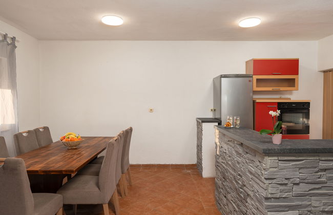 Casa de 4 quartos em Jasenice com terraço - Foto 9