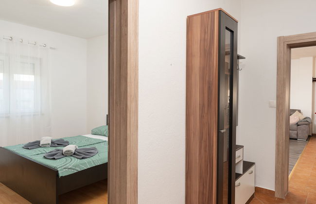 Casa de 4 quartos em Jasenice com terraço - Foto 17