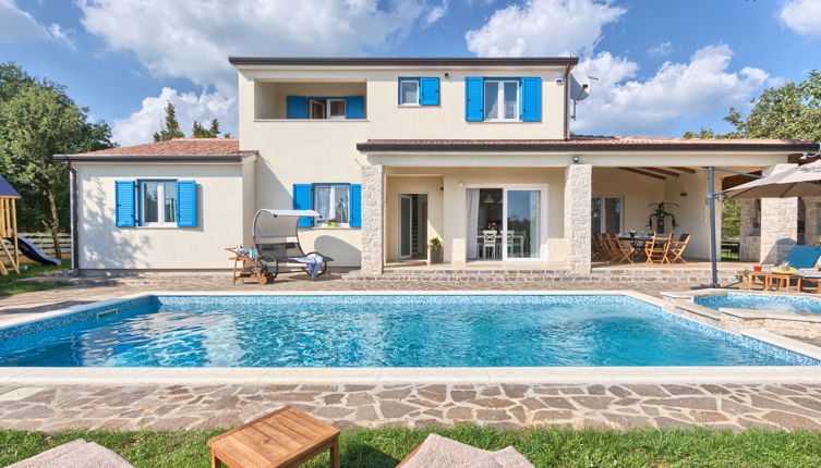 Photo 1 - Maison de 5 chambres à Žminj avec piscine privée et vues à la mer