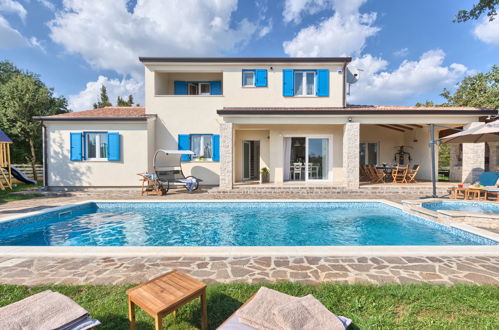 Photo 1 - Maison de 5 chambres à Žminj avec piscine privée et vues à la mer