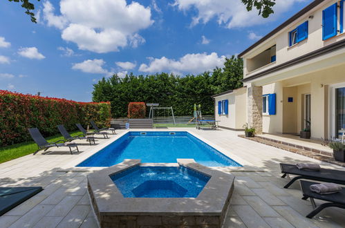 Photo 8 - Maison de 5 chambres à Žminj avec piscine privée et jardin