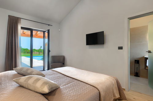 Foto 32 - Casa con 3 camere da letto a Pola con piscina privata e vista mare