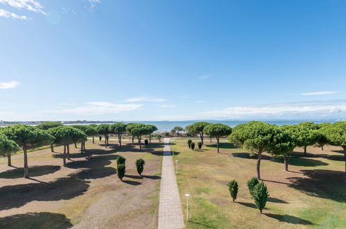 Foto 20 - Appartamento con 2 camere da letto a Le Grau-du-Roi con terrazza