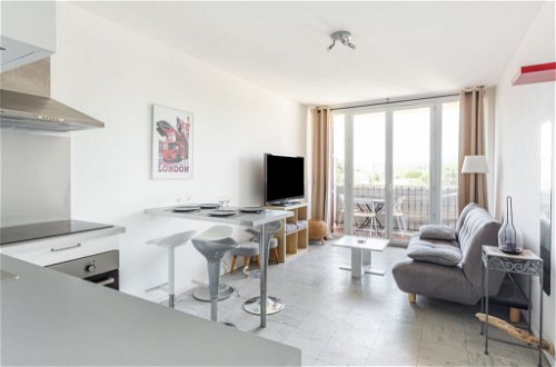 Foto 6 - Apartamento de 1 habitación en Le Lavandou con vistas al mar