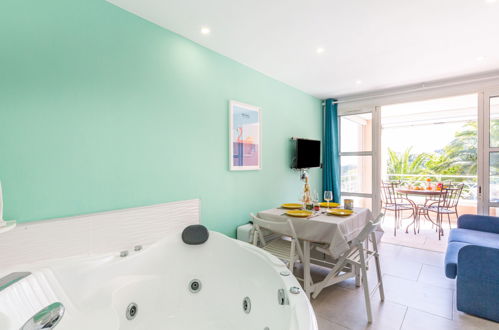 Foto 13 - Apartamento de 1 habitación en Saint-Raphaël con piscina y vistas al mar