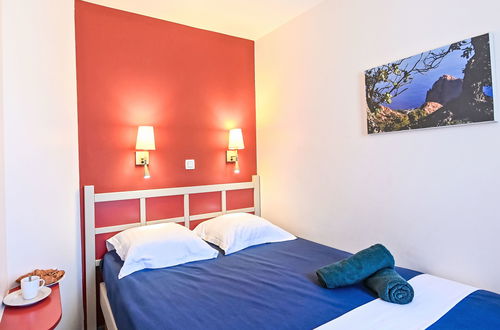 Foto 4 - Apartment mit 1 Schlafzimmer in Saint-Raphaël mit schwimmbad und garten