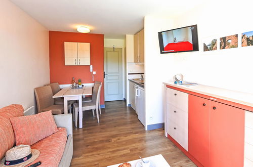 Foto 2 - Apartment mit 1 Schlafzimmer in Saint-Raphaël mit schwimmbad und garten