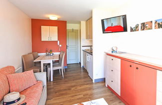 Foto 2 - Apartment mit 1 Schlafzimmer in Saint-Raphaël mit schwimmbad und garten