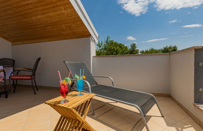 Apartamento de 2 quartos em Jasenice com piscina e jardim - Foto 17