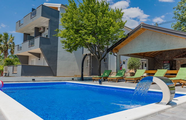 Apartamento de 2 quartos em Jasenice com piscina e jardim - Foto 2